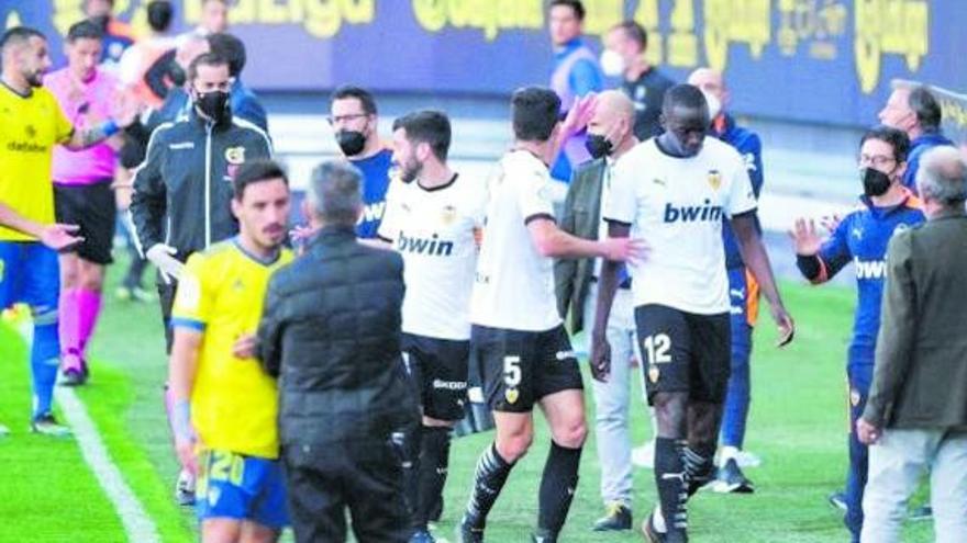 Protegido por los capitanes José Luis Gayà y Gabriel Paulista, Mouctar Diakhaby abandona el terreno de juego. | EFE