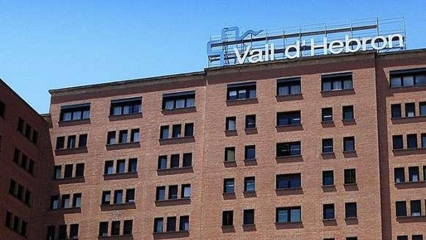 Fachada del hospital Vall d&#039;Hebrón en Barcelona. / la opinión