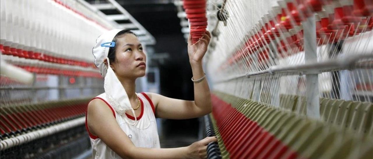 Una trabajadora en una fábrica textil china en Huaibei.