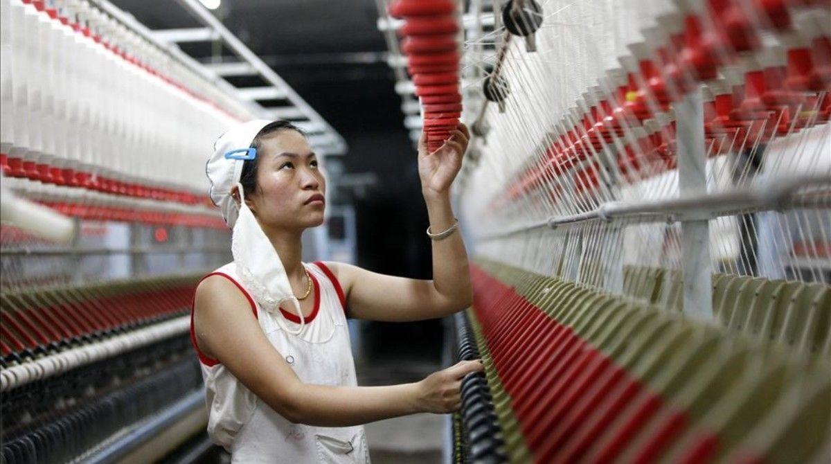 Una trabajadora en una fábrica textil china en Huaibei.