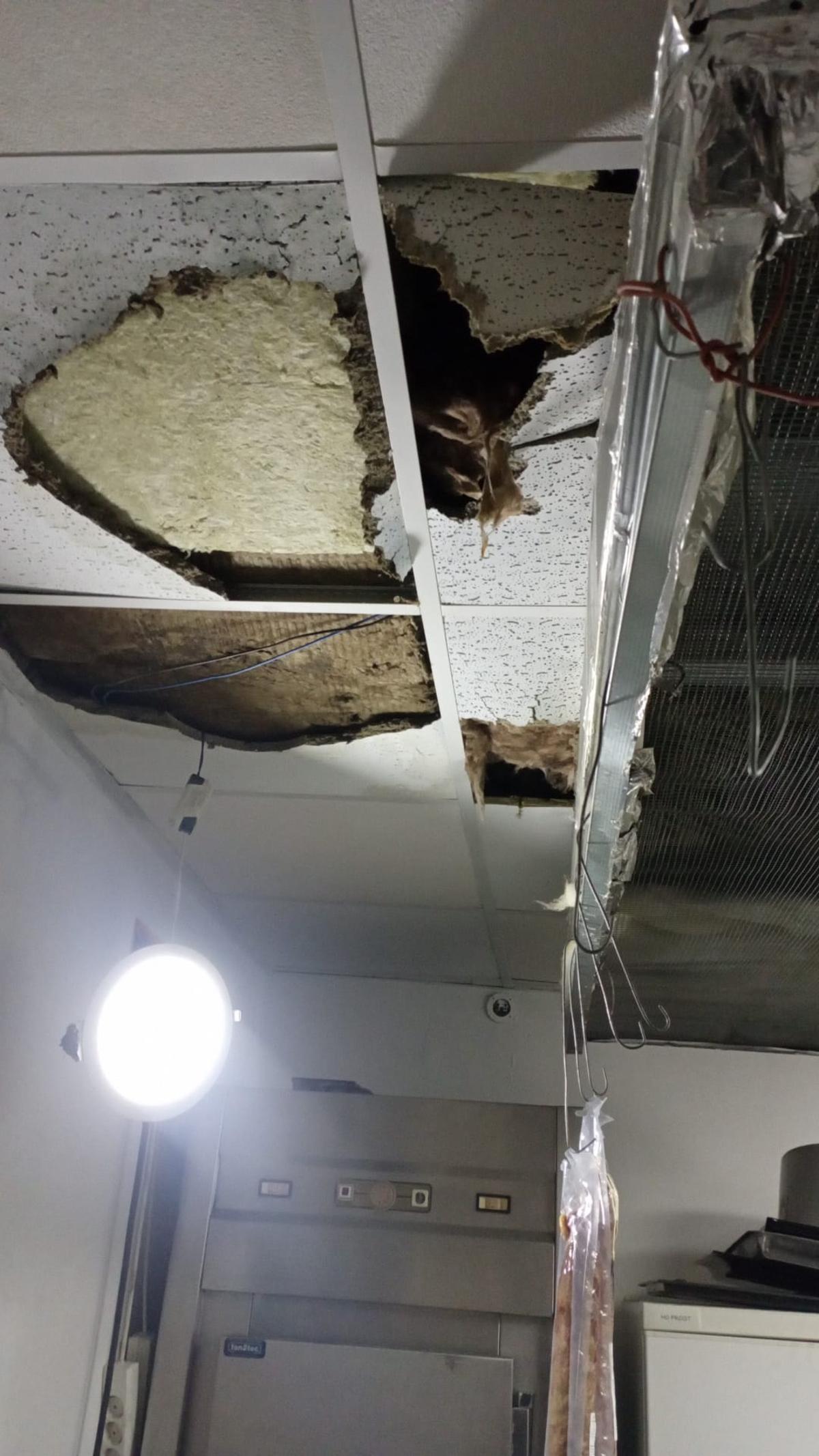 La manipulación de las tuberías de agua ha provocado desperfectos en el casal de la Falla de la Plaza de Sant Bult