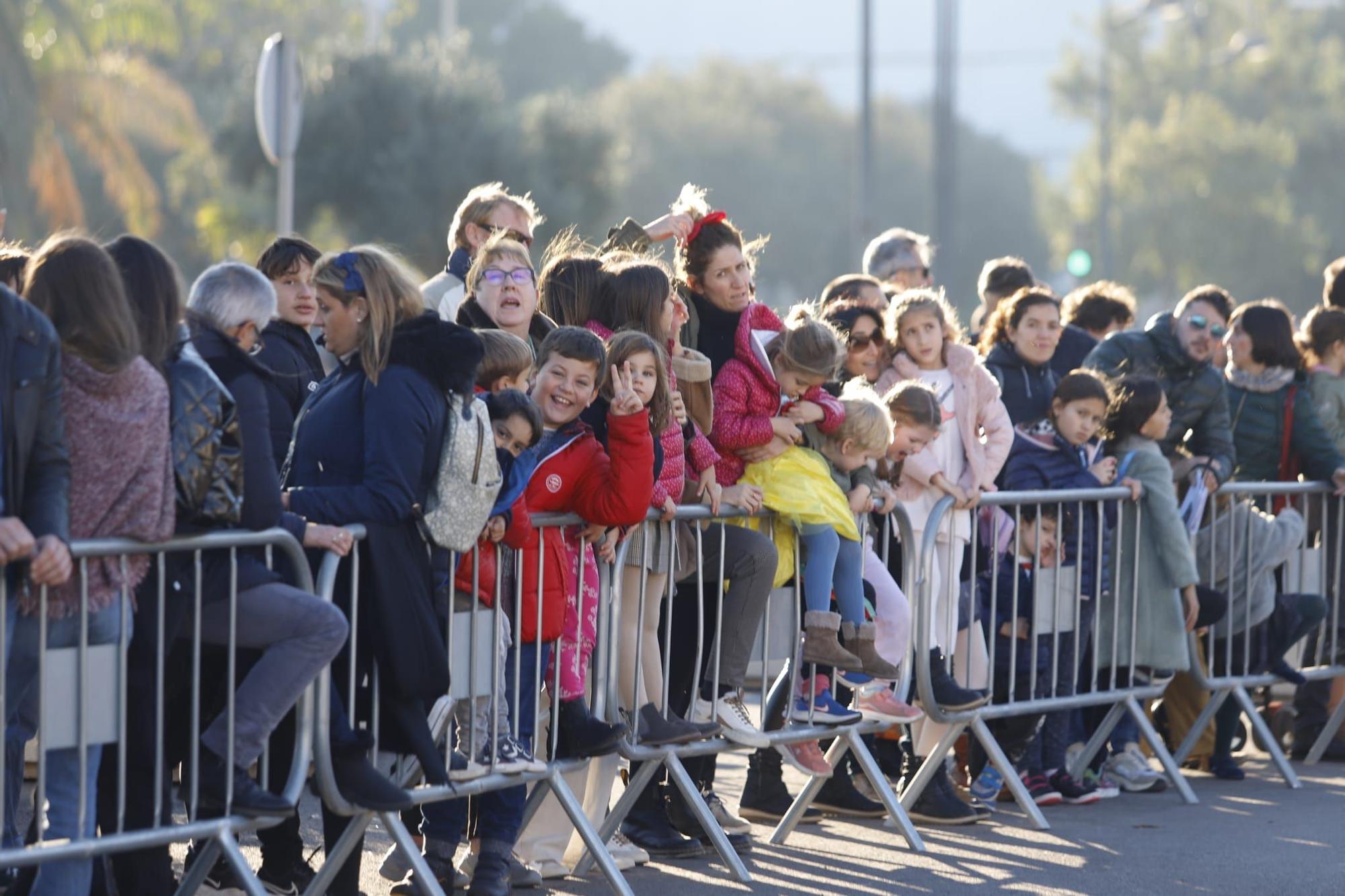 Cientos de niños reciben a los Reyes en el Puerto de València