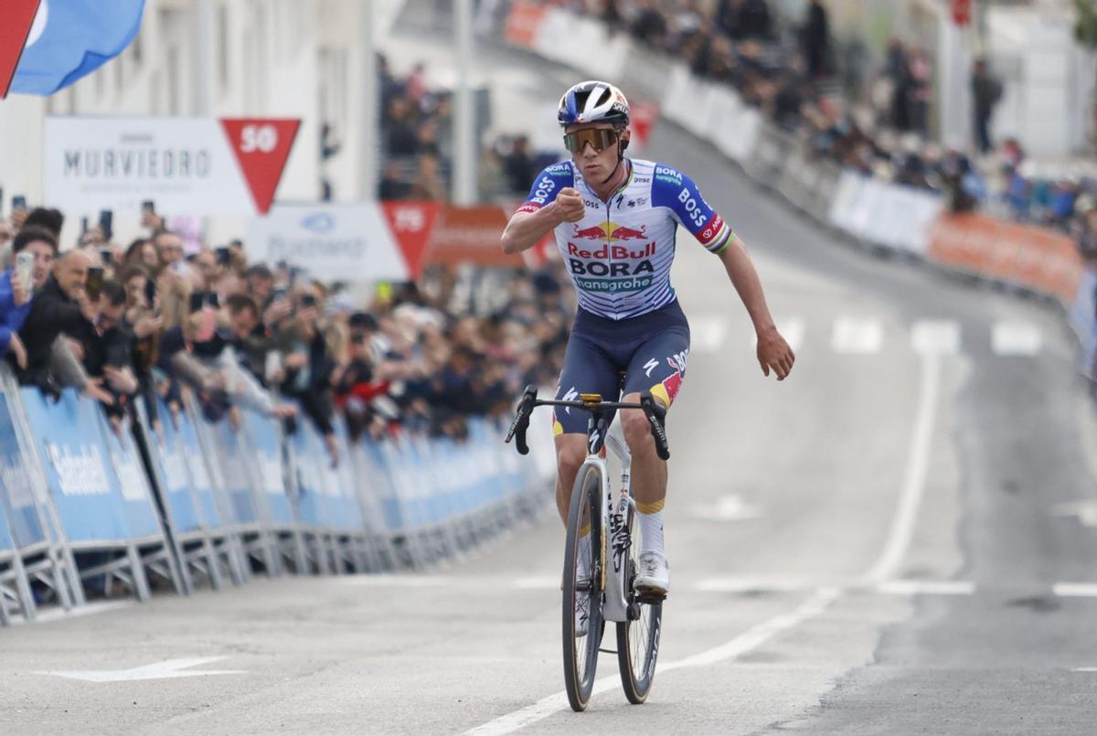 El ciclista belga Remco Evenepoel (RedBull Bora), a su llegada a la línea de meta en Teulada, tras la etapa de ayer. | PABLO MIRANZO | EFE