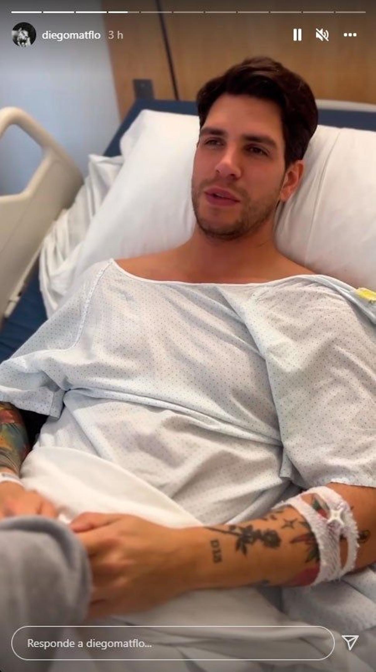 Diego Matamoros tumbado en la cama de un hospital