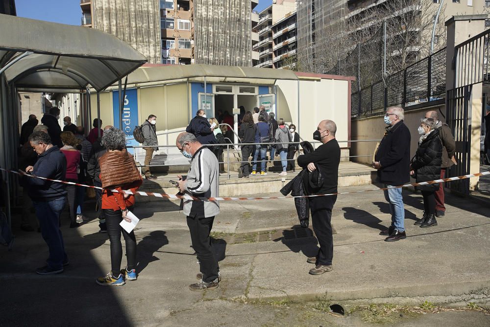 Llargues cues en la represa de la campanya d'AstraZeneca a Girona