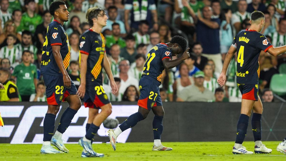 Gabriel Misehouy, en el centro, celebra el gol tras haber sido felicitado por sus compañeros.