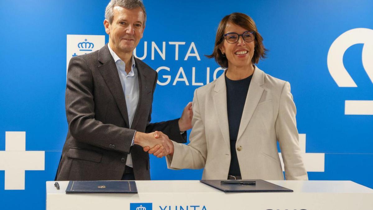 El presidente gallego y la responsable en España de Amazon Web Services.