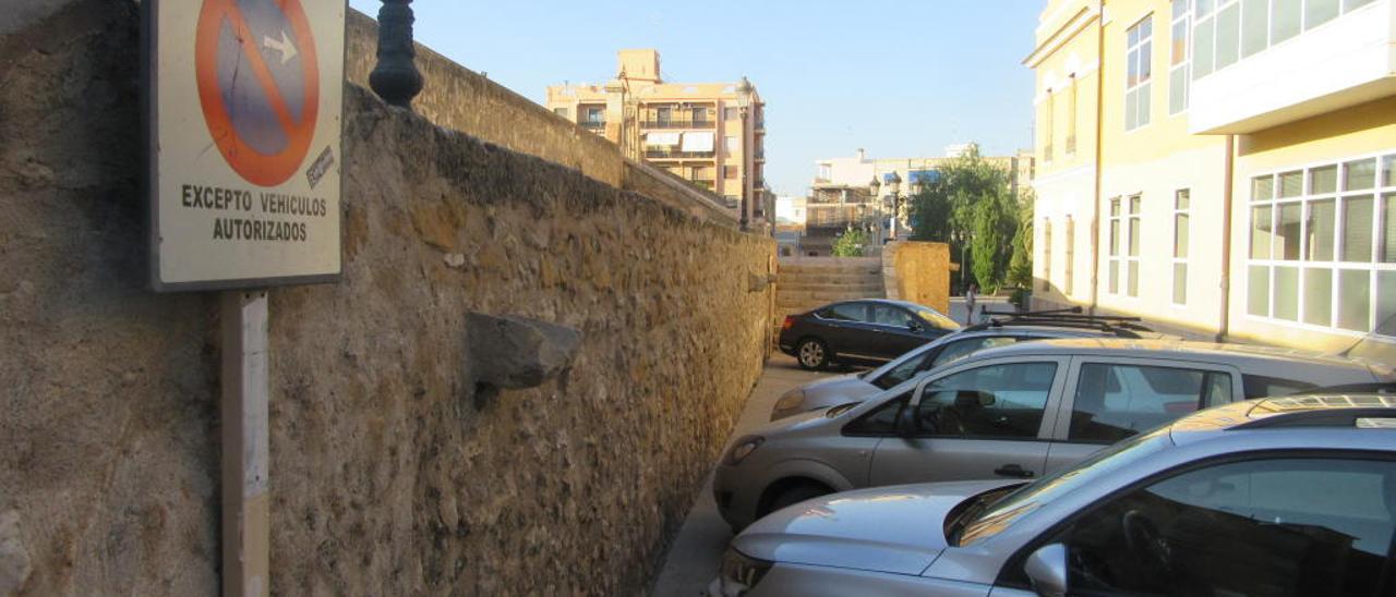 Vehículos estacionados ayer en el entorno del monumento de los Silos.