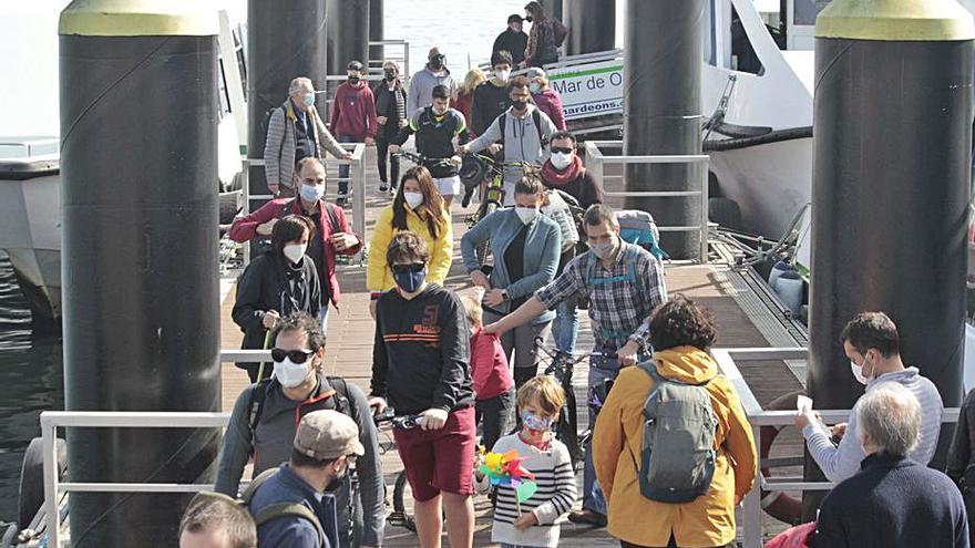 Gente saliendo del barco de pasaje. |   // SANTOS ÁLVAREZ