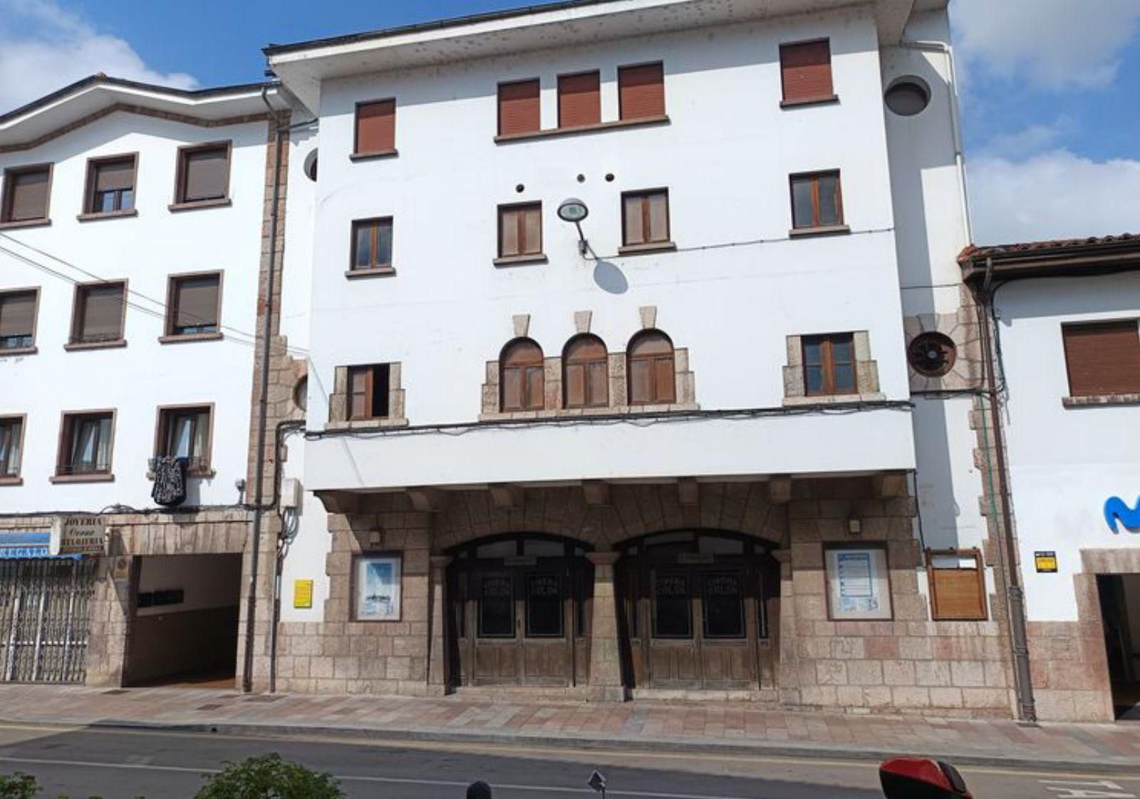 El edificio del Cine Colón, en Cangas de Onís.