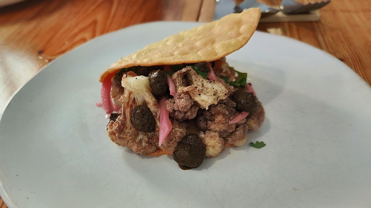 Los ramilletes de coliflor rebozados, mayonesa picante y mole a la catalana de Allium.