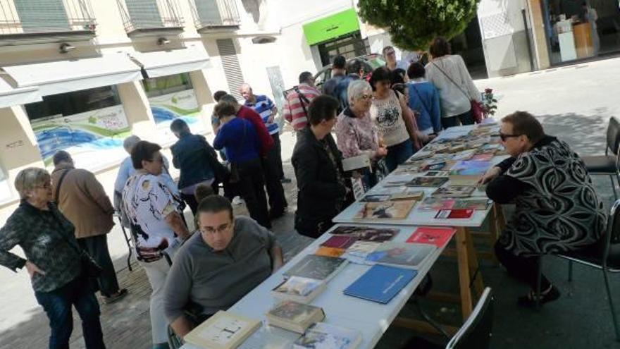 Feria del libro de segunda mano en la celebración de Sant Jordi en Gandia.