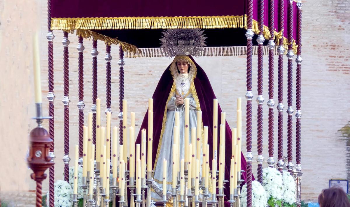 La Virgen de la Fe, entronizada en su palio de terciopelo color buganvilla.