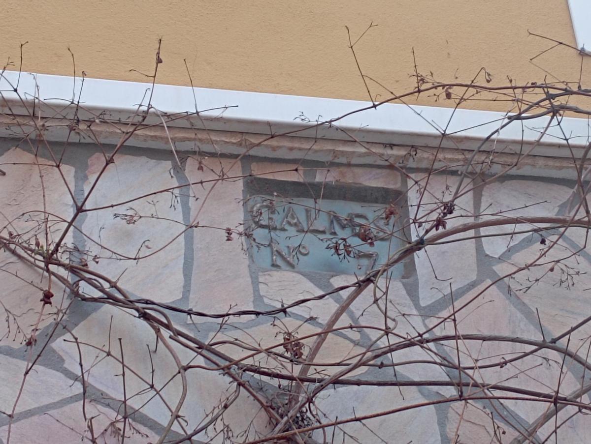 Detalle de la placa en la que puede leerse Galmes, 7.