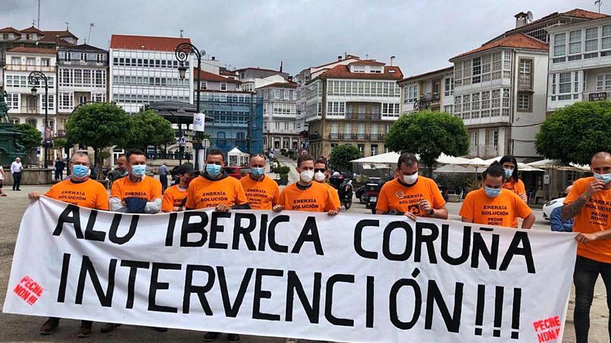 Trabajadores de Alu Ibérica, en una protesta ayer en Betanzos.