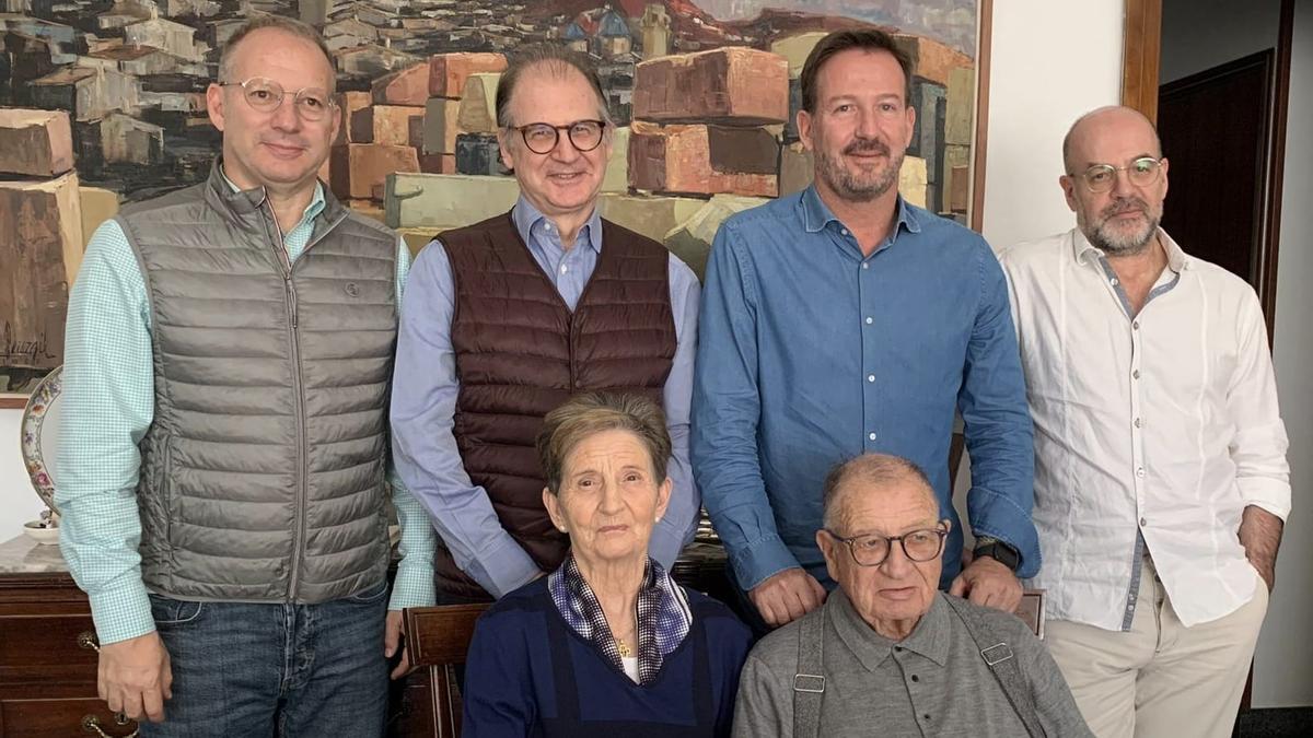 Nicolás Nogueroles, con sus esposa y cuatro hijos, en una imagen reciente.