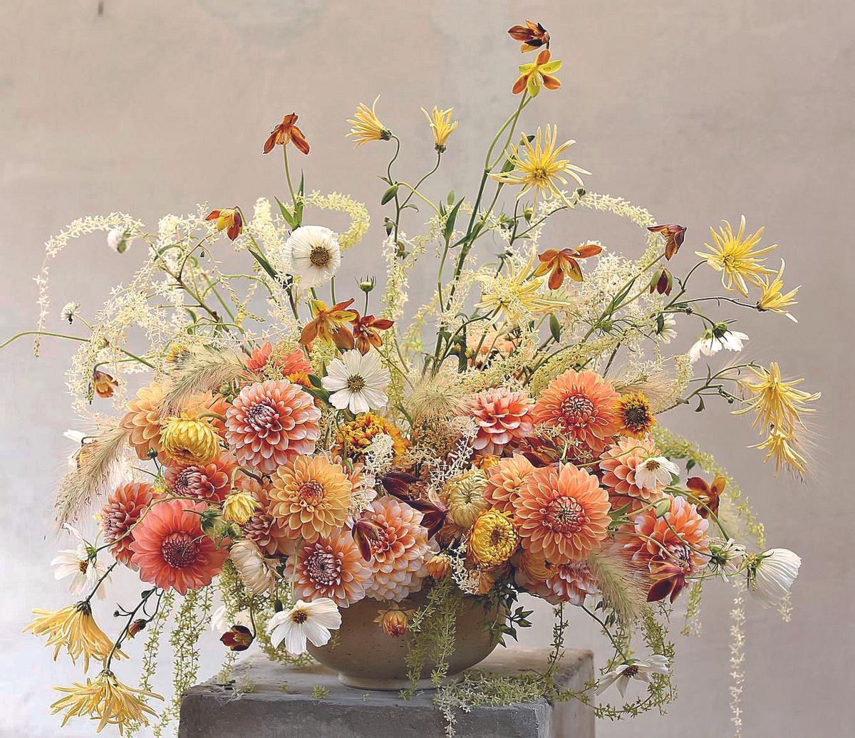 Un centro floral que refleja toda la profusión de la artista florar mexicana.