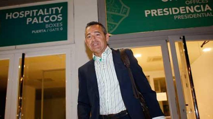 El presidente del Elche, Diego García, esta noche a la salida de las oficinas del club