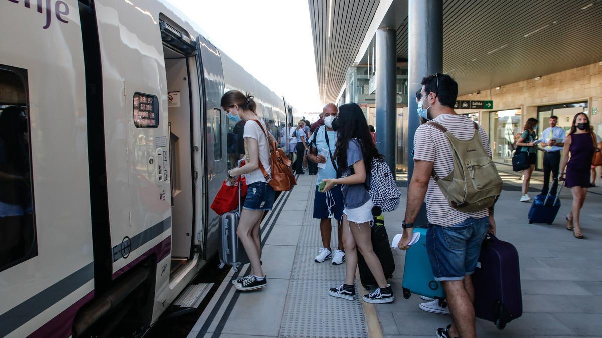 Pasajeros estrenan el tren rápido, en la estación de Cáceres.