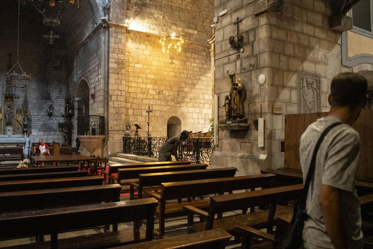 Personas sin hogar acuden a la Parroquia de Santa Anna, que sirve como refugio climático durante el verano. Barcelona, 28 de julio de 2026. Foto: Belén González / EP