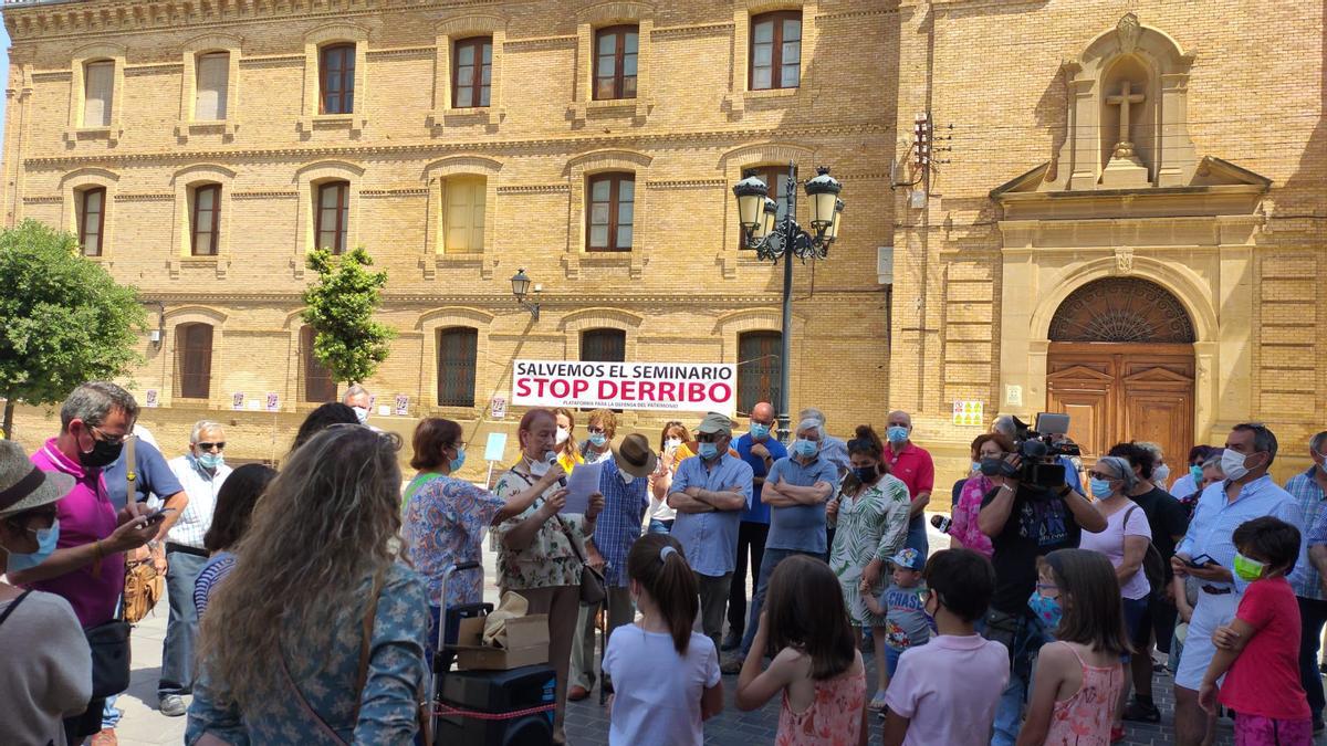 Vecinos y miembros de la Plataforma para la defensa del patrimonio de Huesca en una concentración