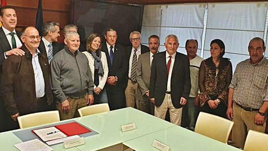 La consejera de Agricultura, en el centro, junto a los representantes municipales que firmaron el convenio.