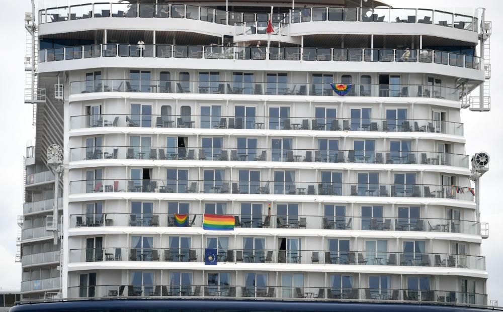 El buque Celebrity Silhouette recala en el puerto de A Coruña con 2.850 cruceristas gays a bordo.