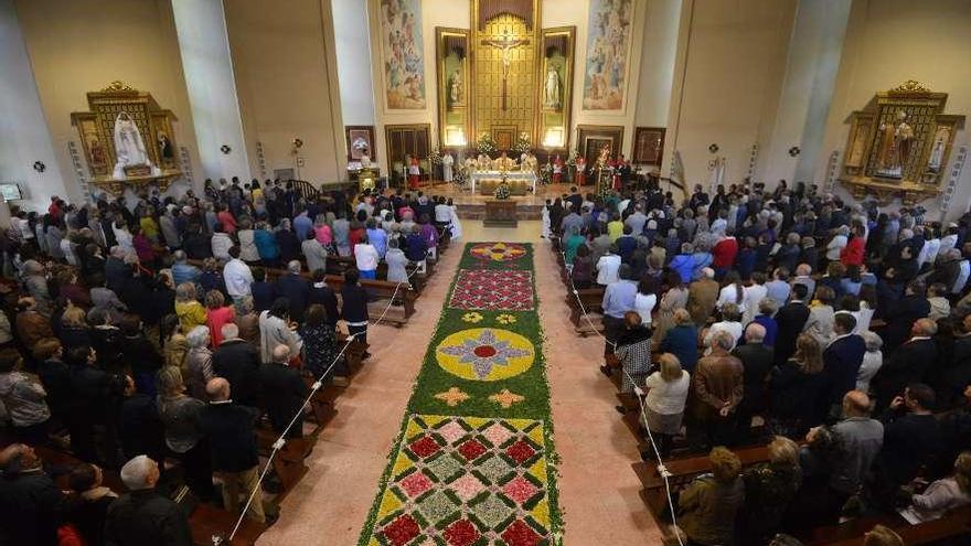 La iglesia de San José, con la alfombra central de flores, se llenó por completo ayer. // Gustavo Santos