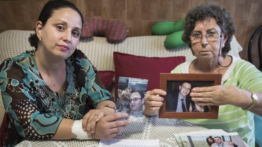 Maica y su madre posan con fotos y recortes de prensa con el «milagro» de Miguel Ángel.