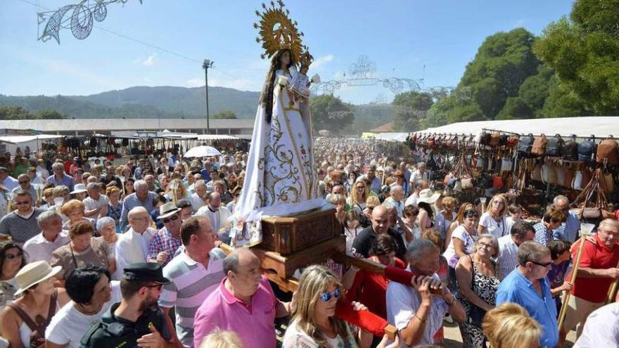 La Virgen de los Milagros, ayer, rodeada por miles de fieles en el exterior de la capilla. // Gustavo Santos