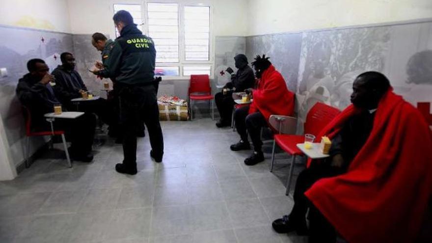 Los náufragos rescatados reciben asistencia en la sede de Cruz Roja en Tarifa. / a. carrasco ragel