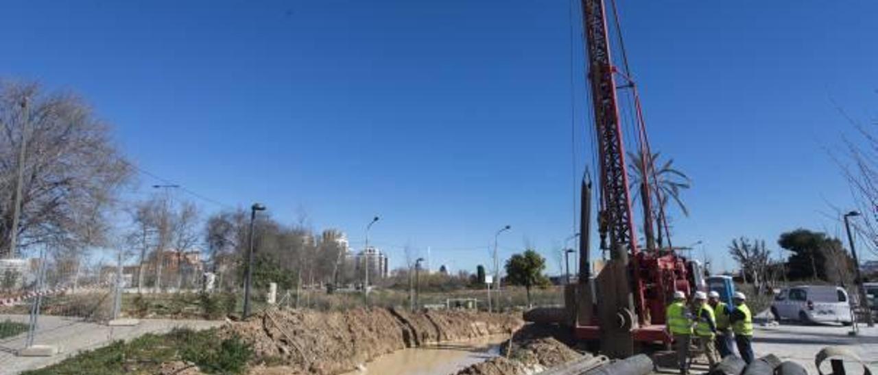 Perforación del pozo en la zona de huerta que regará en unos meses.