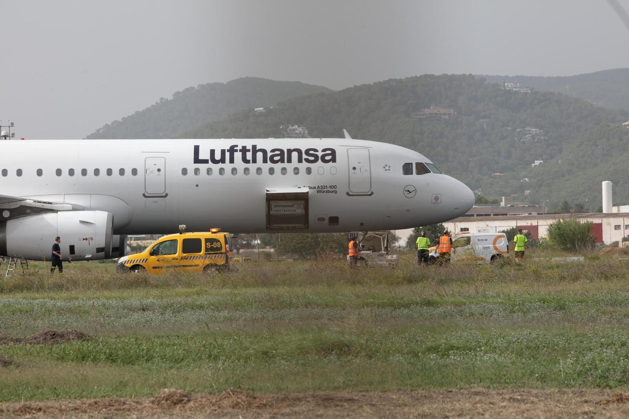 Mira aquí todas las imágenes del avión que bloquea el aeropuerto de Ibiza