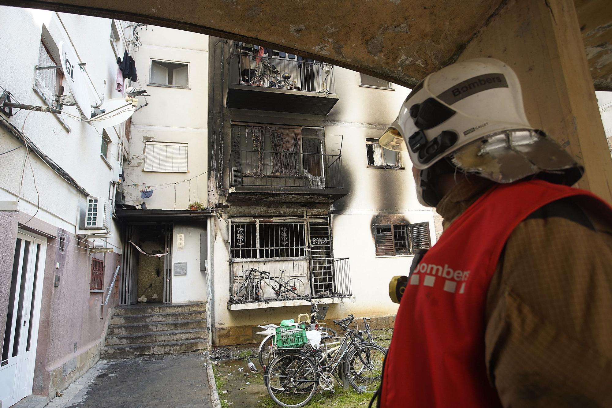 L'incendi en un bloc de pisos de Salt, en imatges