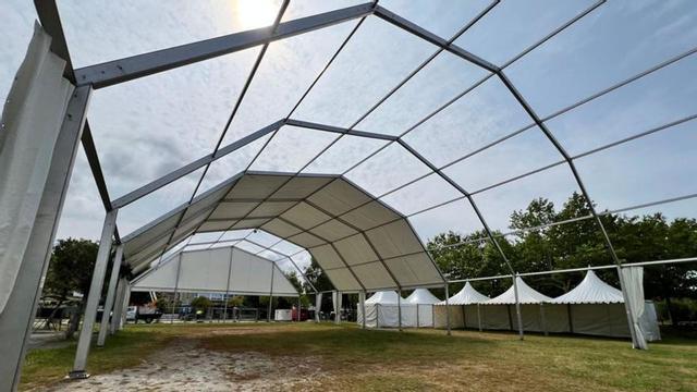 Montaje de la carpa donde se celebrará el festival, en Cesantes.