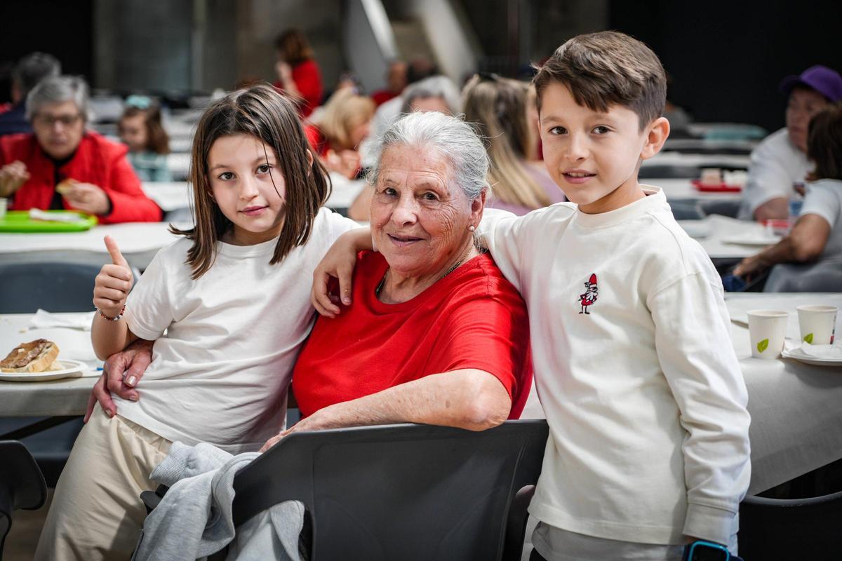 Mariluz, con sus nietos Lola y leo, después de participar en la ruta intergeneracional.