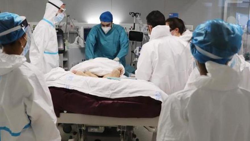 Professionals atenent un pacient Covid-19 a l&#039;UCI de l&#039;Hospital Isabel Zendal de Madrid