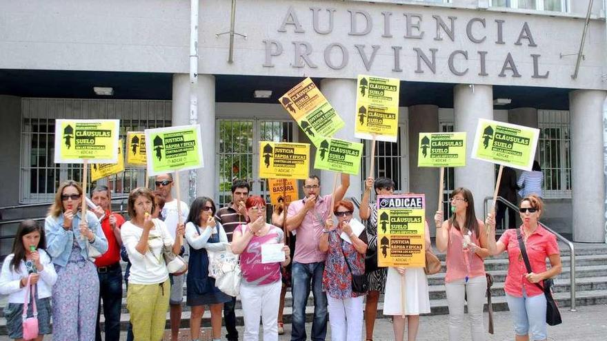 Una protesta ante la Audiencia Provincial de A Coruña contra las cláusulas suelo.