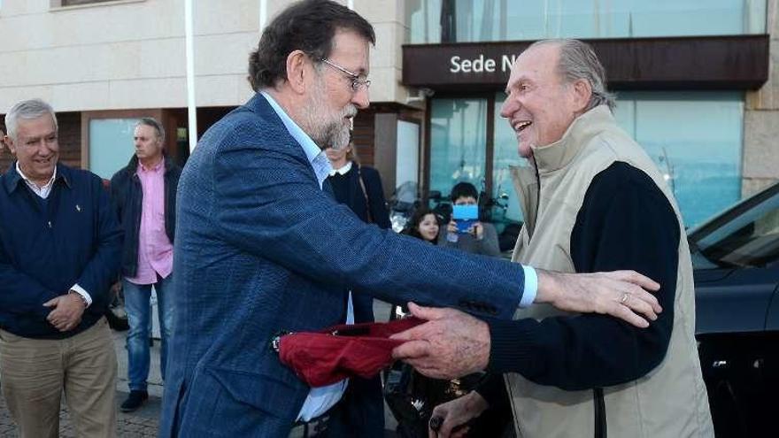 Mariano Rajoy saluda al rey Juan Carlos.