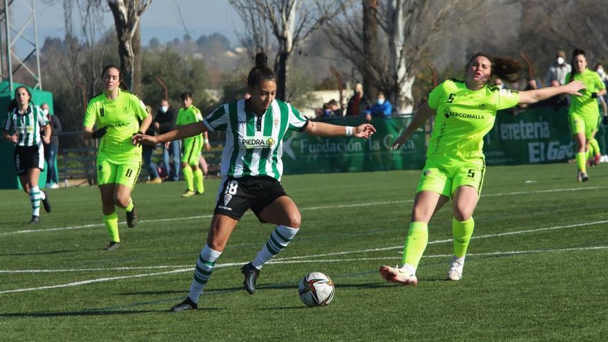 Wifi, del Córdoba CF, conduce el balón ante Inma, del Pozoalbense.