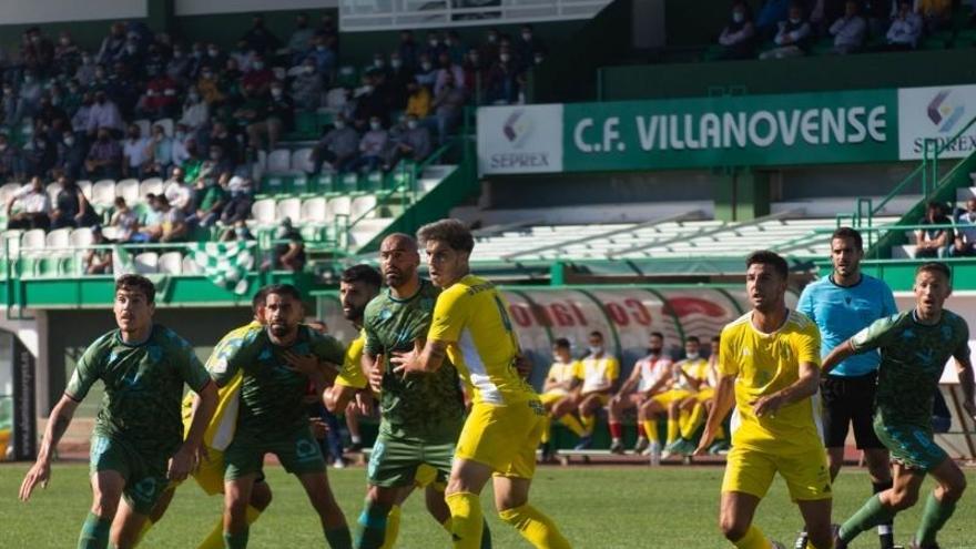 Varios jugadores del Villanovense buscan el remate en un córner durante el partido ante el San Fernando.