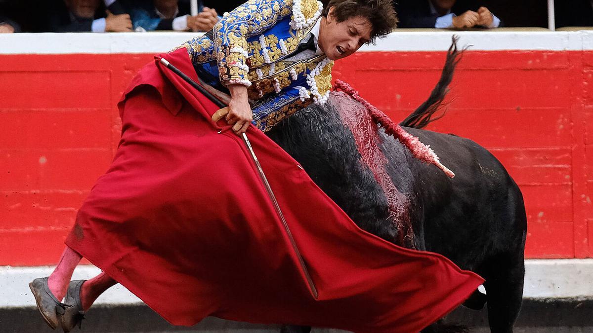 Roca Rey sufre una fea voltereta en Vista Alegre.