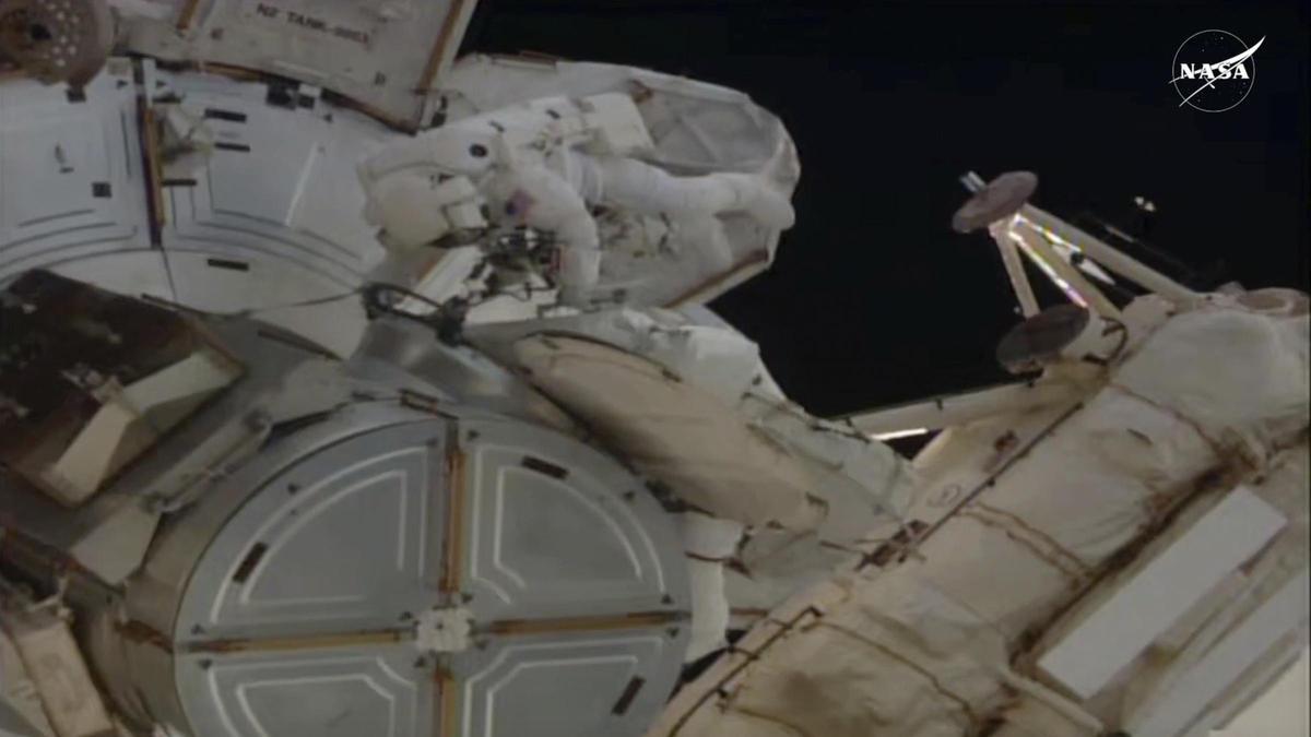 Anne McClain y Nichole Ayers trabajan en el exterior de la Estación Espacial Internacional.