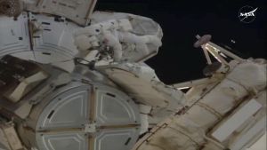 Anne McClain y Nichole Ayers trabajan en el exterior de la Estación Espacial Internacional.