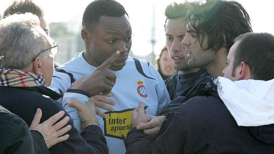 Kameni reprimeix a un aficionat a la fi de l&#039;entrenament d&#039;ahir.