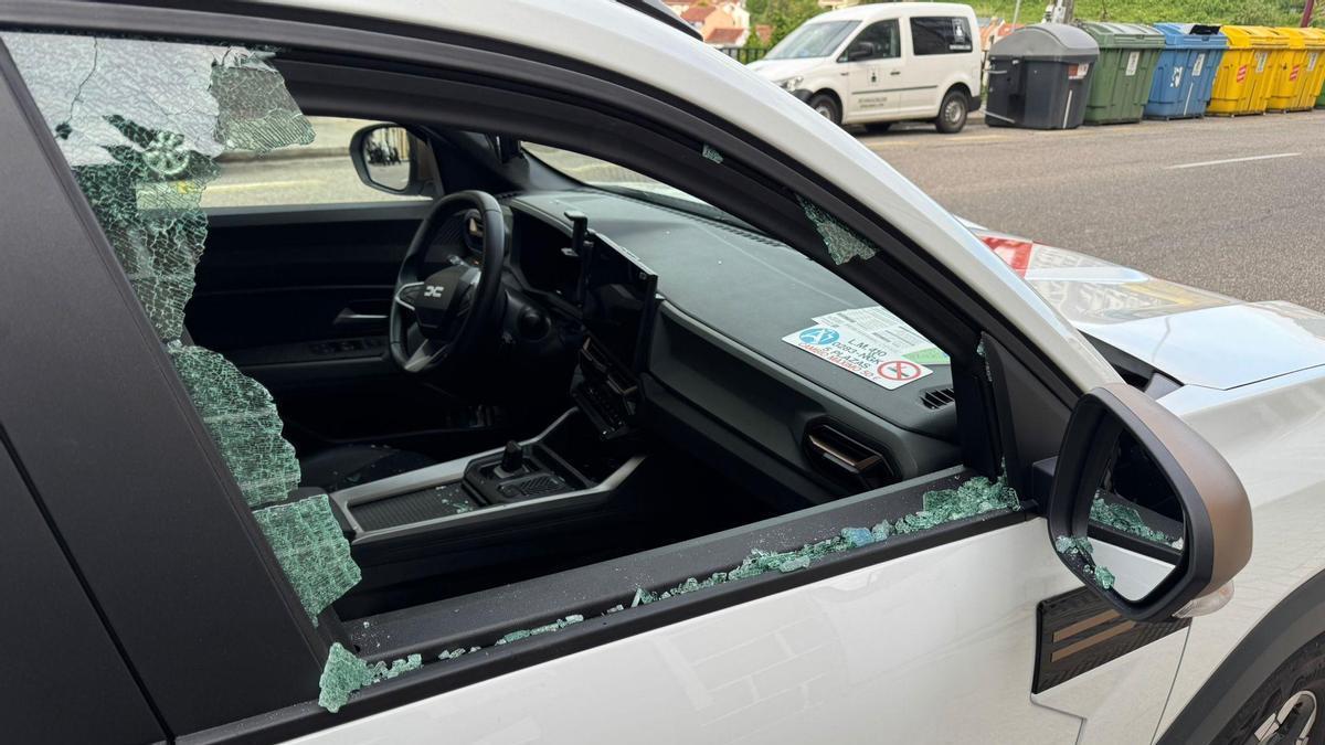 Uno de los taxis en los que entraron a robar en Ramón Nieto.