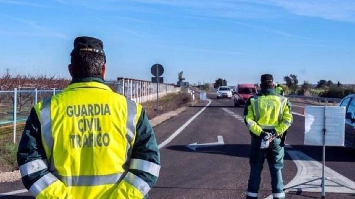 Agentes de la Guardia Civil de Tráfico vigilan a los conductores que no respetan estas indicaciones