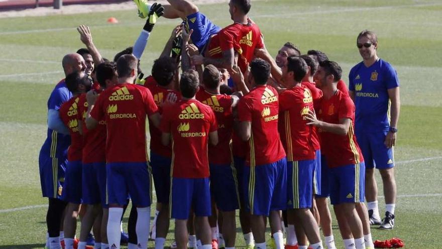 Los futbolistas de la selección &#039;mantean&#039; a Alcácer por su cumpleaños, con Lopetegui a la derecha del grupo.