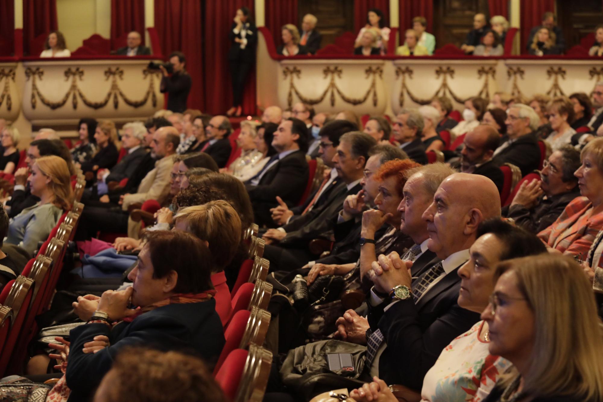 Entrega de la Medalla de Oro de la ciudad a la Fundación Ópera de Oviedo