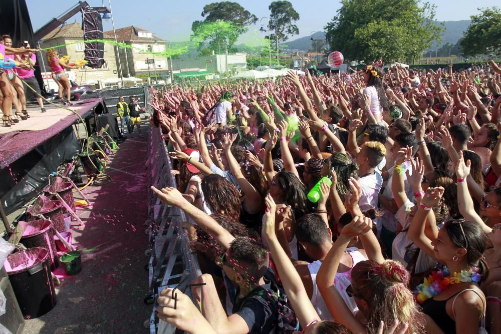 Más de 3.000 personas sufrieron los "cañonazos" de pintura líquida de todos los colores en la primera fiesta "Midnight Water Colour" de Galicia